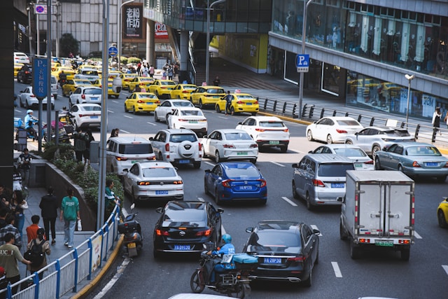 How to Effectively Maneuver Through Urban Traffic While Staying Safe